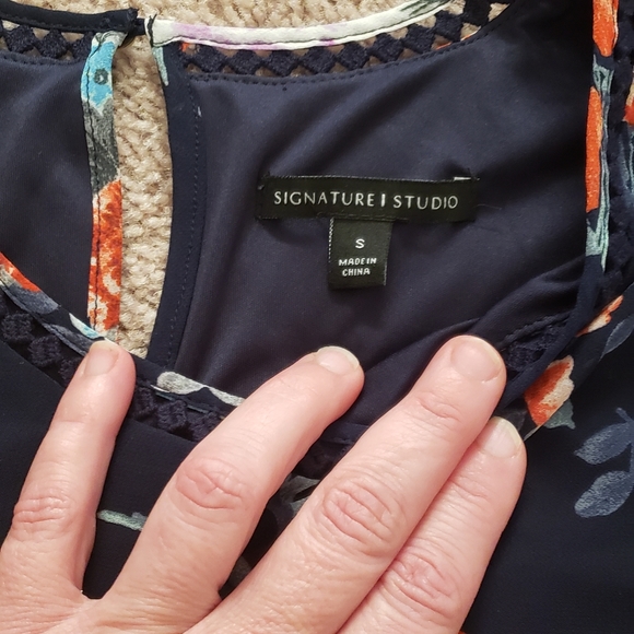 Signature Studio s artsy floral display laser cutout arms and scoop hems - Picture 2 of 9